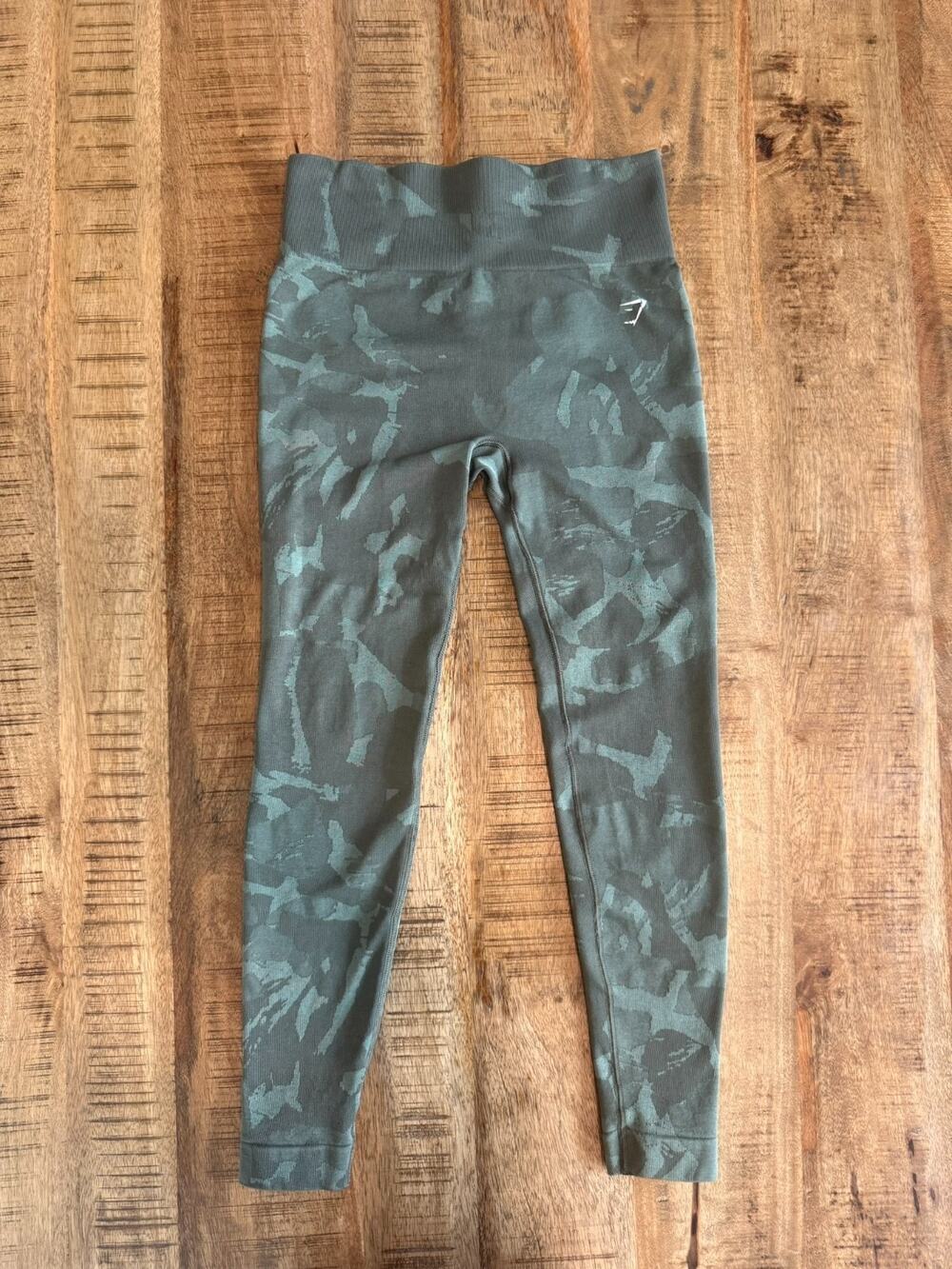 Gymshark Size Medium Seamless Adapt Booty Scrunch Green Camo Leggings
